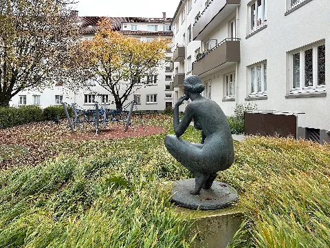 Bronzeplastik Abendstunde vom deutschen Bildhauer Gerhard Brandes geschaffen. Die Arbeit befindet sich in Hamburg-Barmbek-Nord, im Innern des Wohnblocks Rübenkamp 82/88.