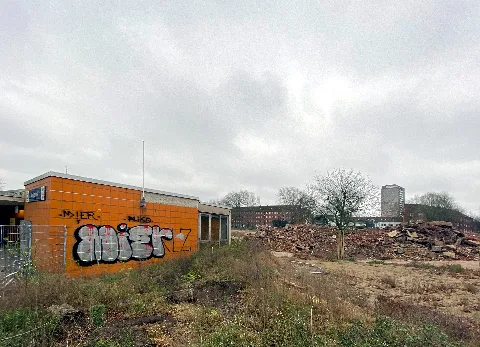 Abriss der Schule Königstraße in Hamburg-Altona-Altstadt. Links der Eingang zum S-Bahnhof Königstraße