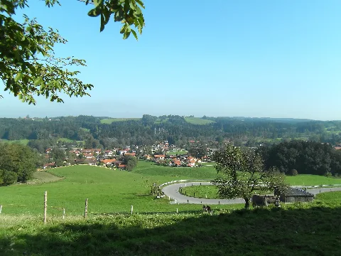 Rohrdorf (am Inn), Landkreis Rosenheim, Oberbayern. Das Bild zeigt den Gemeindeteil Achenmühle (vom Osthang des Samerbergs aus gesehen).