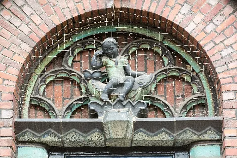 Baukeramik von Richard Kuöhl über dem Eingang des Siedlungsbaus Adlerstraße 16 in Hamburg-Barmbek-Nord.