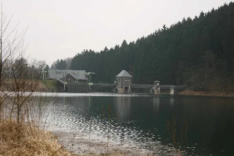 Ahauser Stausee Staudamm Wasserseite