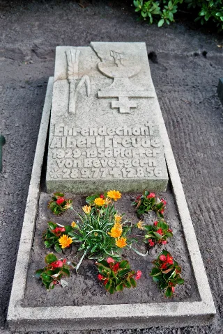 Albert Freude Grave 1