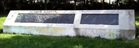 Allee Der Kosmonauten, Relief Zur Namensgebung