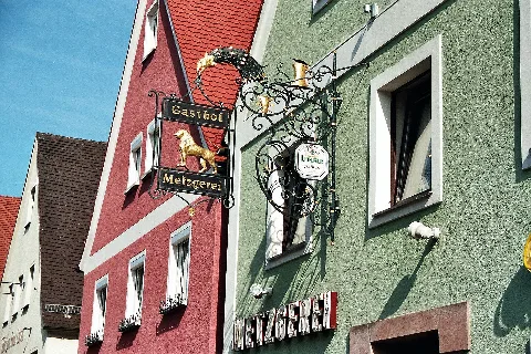 Allersberg, Nasenschild Am Gasthaus "Goldener Löwe"
