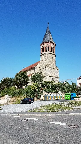 Alte Kilianskirche Assamstadt 01 Glascontainer, Altkleiderkontainer, Im Hintergrund Ein Baukran
