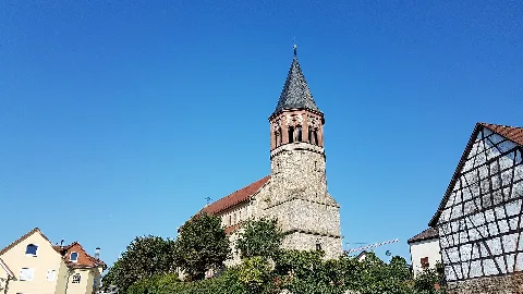 Alte Kilianskirche Assamstadt 02 Im Hintergrund Ein Baukran