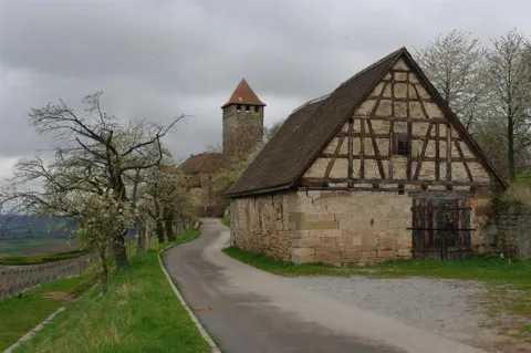 Alter Schuppen Im Hintergrund Burg Lichtenberg Geograph.org.uk 8916