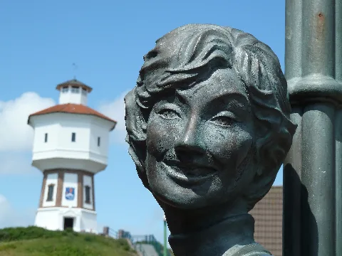 Alter Wasserturm Und Lale Andersen Denkmal Langeoog Hauptstraße