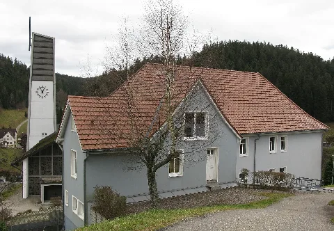 Altes Schulhaus Mit Museum, Im Hintergrund Die Katholische Kirche St. Katharina In Gütenbach