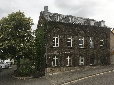 Altes Schulhaus, Ochtendung, Hauptstraße 12