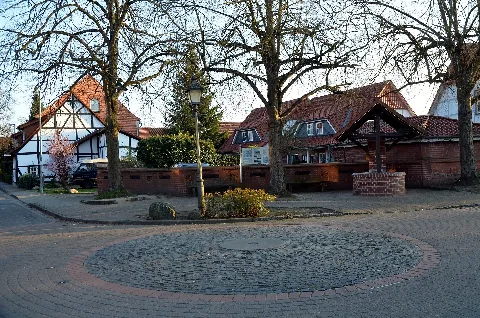 Am Thie Ecke Kirchstrasse In Grasdorf (Laatzen), Platz Mit Brunnen Nach Entwurf Von Helmut Flohr Von 1987