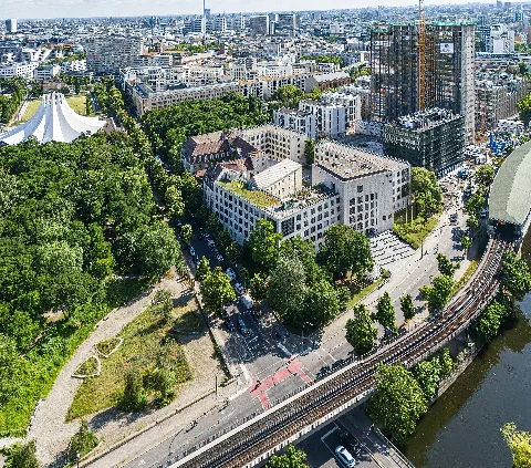 Amtsgericht Tempelhof-Kreuzberg, Familiengericht. rechts: Postbank-Hochhaus, im Umbau zur "Die Macherei Berlin-Kreuzberg", Berlin-Kreuzberg