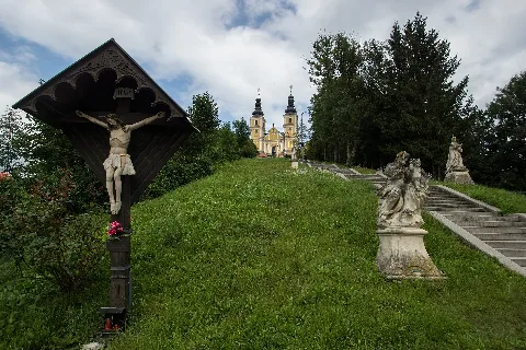 Angelus Stiege Mit Skulpturengruppe Und Kruzifix