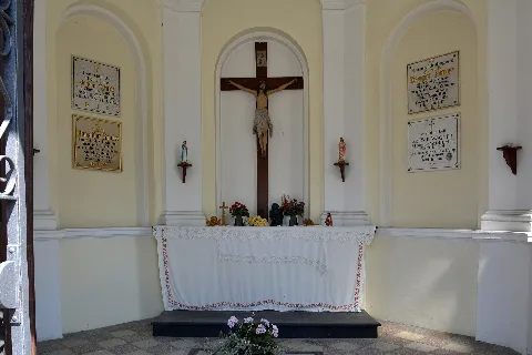 Ansfelden Friedhofskapelle Priester