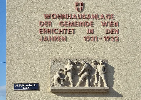 Anton Hölzl Hof, Relief 01