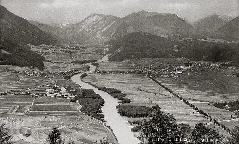 Mösern, view from the “Inntal” inn to the west, with the Telfs-Pfaffenhofen train station, 1957. The poplars are still standing here on Kranebitter Straße.