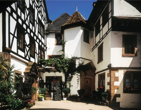 As Innenhof Mit Fachwerkgiebel
