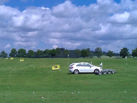 Audi Sammelt Driving Range Bälle Auf Panoramio (1)
