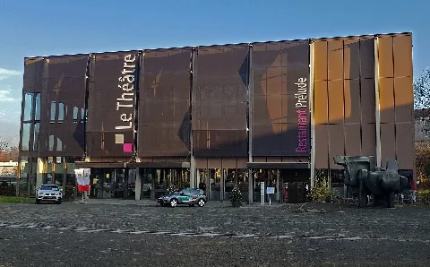Aussenansicht Le Théâtre Dezember 2017
