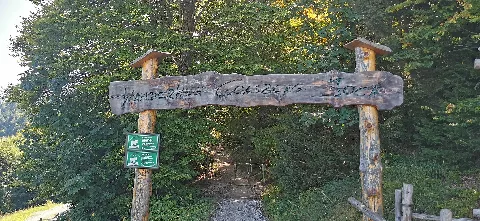 Holzbalken mit Inschrift “Wanderweg Goasberg Joch” (an der Bergstation der 4er-Sesselbahn Gaisberglift); Anm.: Der Berg heißt Gaisberg, mundartlich wird er „Goisberg“ ausgesprochen