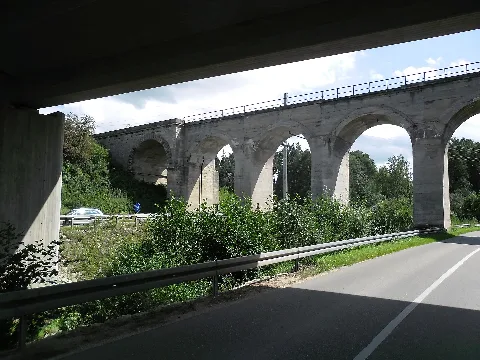 Auto Und Eisenbahnbrücke