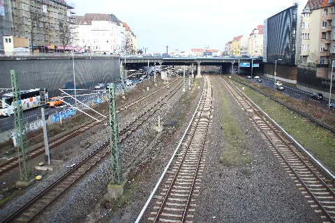 Kombination aus Autobahn und Ringbahn in Berlin-Charlottenburg, Bezirk Charlottenburg-Wilmersdorf. Von rechts nach links: A100 nach Norden, S-Bahnschienen der Berliner Ringbahn, Schienen für den Güterverkehr (kein Regionalbetrieb) und A100 nach Süden. Im Hintergrund überspannt der Kaiserdamm die Schienen und Straßen. Der Blick richtet sich nach Norden. Aufgenommen wurde das Foto von der Dresselstraße, die als Fußgängerbrücke nördlich des Bahnhofes Berlin-Messe Nord/ICC über die Autobahn und Schienen verläuft.