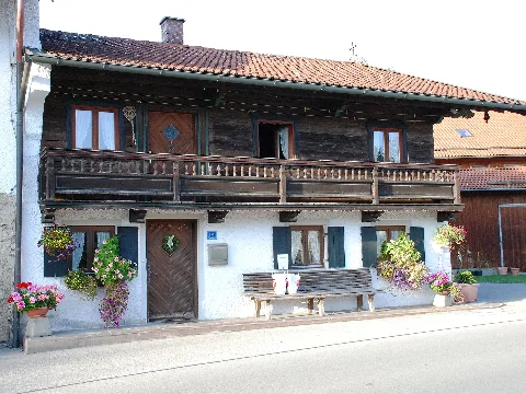 Bauernhof "Beim Gödl" in Großhelfendorf, Ortsteil von Aying, Landkreis München, Regierungsbezirk Oberbayern, Bayern. Als Baudenkmal unter Aktennummer D-1-84-137-33 in der Bayerischen Denkmalliste aufgeführt. Bild gemäß den Vorgaben zur Panoramafreiheit von öffentlichem Verkehrsgrund aus aufgenommen.