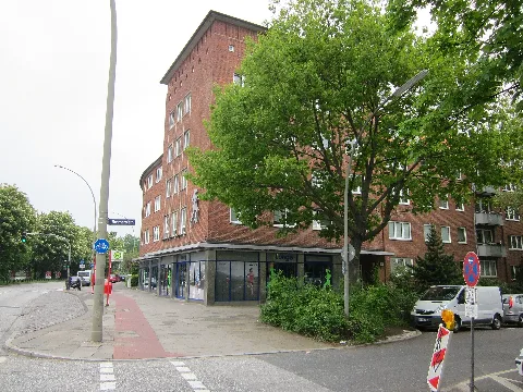 Nachkriegsbacksteinbauten in der Bramfelder Straße an der Ecke zum Lämmersieth in Barmbek-Nord. Die Gewerbefläche im Erdgeschoss Lämmersieth 1 beherbergte bis Ende August 2009 Lunges Laufladen, ein Sportschuh- und -bekleidungsgeschäft, das nunmehr in die Fuhlsbüttler Straße 29 umgezogen ist.
