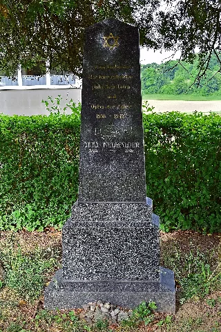 Bad Gleichenberg Trautmannsdorf Gedenkstein Auf Dem Israelitischen Friedhof