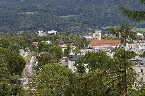 Bad Reichenhall (Landkreis BGL, Oberbayern): Ansicht beim Ortsteil Kirchberg; links die Bahnhaltestelle Bad Reichenhall Kirchberg der Bahnstrecke