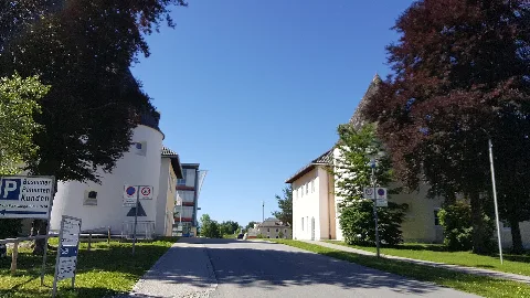 ehem. Haupzufahrt zur historischen Flint-Kaserne der US-Armee und zur ehemaligen SS-Junkerschule. Der die beiden Tortürme verbindende Spitzbogen war eines der prägenden Elemente des Tores und wurde als eine der ersten umfassenden Abbruchmaßnahmen der nicht unter Denkmalschutz stehenden Anlage noch vor der Jahrtausendwende abgerissen. Den Bogen hatte die US-Armee noch in der zweiten Hälfte der 1980er Jahre auf der Innenseite mit aufwendiger bayerischer Lüftlmalerei verschönern lassen. Mit dem Abbruch des Bogens, wurde diese Arbeit zerstört.