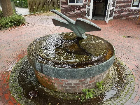 Bad Zwischenahn, Brunnen Mit Skulptur Vogel
