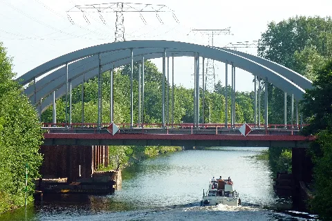 S-Bahn- und Eisenbahnbrücke der Bahnstrecke Berlin–Görlitz über den Britzer Verbindungskanal in Berlin-Baumschulenweg. Neubau 2011. Sicht von der Marggraffbrücke aus.