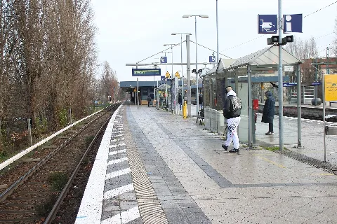 Gleis der Berliner S-Bahn am S- und Regionalbahnhof Jungfernheide in Berlin-Charlottenburg-Nord im Bezirk Charlottenburg-Wilmersdorf. Hier halten die Linien S41 und S42 der Berliner Ringbahn. der Blick ist nach Osten gewandt.