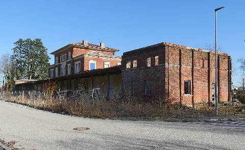 Bahnhof Neuötting Empfangsgebäude Gleisseite 2020