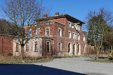 Bahnhof Neuötting Empfangsgebäude Straßenseite 2020