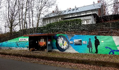 Ehemaliger Bahnhof Pattscheid an der einstigen Bahnstrecke Opladen – Remscheid-Lennep im Ortsteil Pattscheid des Stadtteils Bergisch Neukirchen im Stadtbezirk II von Leverkusen, von der Bahntrassenseite aus gesehen