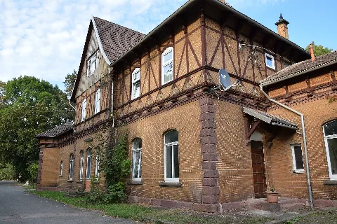 Rottleberode – Bahnhof, die Strecke von Rottleberode Süd bis Stolberg ist seit 2012 stillgelegt. Sie kann aber noch als Rangiergleis des Bf. Rottleberode Süd benutzt werden. Update: Seit Ende 2019 gibt es wieder eine Betriebserlaubnis für die Tourismus und Warnetalbahn GmbH aus Groß Flöthe, so sind gelegentliche Verkehre mit historischen Personenzügen zu besonderen Anlässen wie Stadtfesten oder in der Vorweihnachtszeit nach Stolberg möglich. Denkmalbegründung: im Zug des Ausbaus der 1890 eröffneten Bahnstrecke Berga- Rottleberode errichteter Bahnhof mit Empfangsgebäude, Wartehalle, Güterschuppen und Toilettenhäuschen; gut überliefertes Ensemble; detailreiche, aus einer Mischung von späten Historismusformen und Heimatstilelementen geprägte Architektur; als malerisch wirkende Komponente bewusst eingesetzte Materialvielfalt (Sandsteinquader, Ziegel, Fachwerk), das Empfangsgebäude in seiner Fachwerkarchitektur mit Fächerrosetten und Steildach Bauten des 16. Jh. nachempfunden; wichtiger, in seiner Vollständigkeit für den Kreis seltener historischer Bahnhofskomplex in reizvoller städtebaulicher Lage