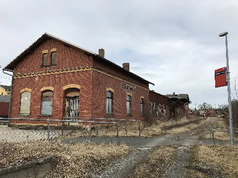Bahnhof Schönberg, Straßenseite