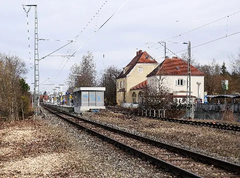 Bahnhof Weßling Empfangsgebäude Und Bahnsteig
