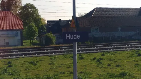Bahnhofsschild Hude 170511