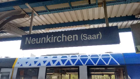 Bahnhofsschild Neunkirchen 170410