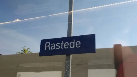 Bahnhofsschild Rastede 170511