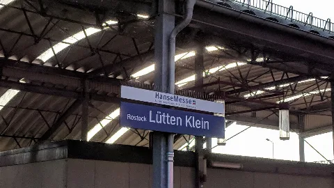 Bahnhofsschild Rostock Lütten Klein 181005