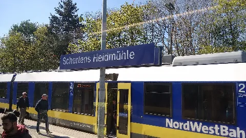Bahnhofsschild Schortens Heidmühle 170511