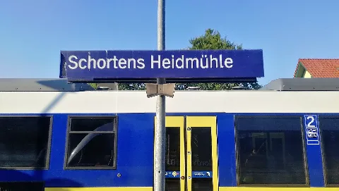 Bahnhofsschild Schortens Heidmühle 180716