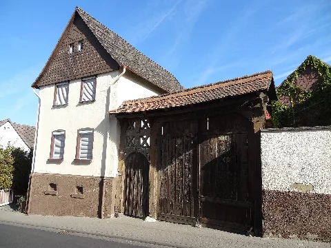 Bahnhofstraße 12 (Großen Linden) 02