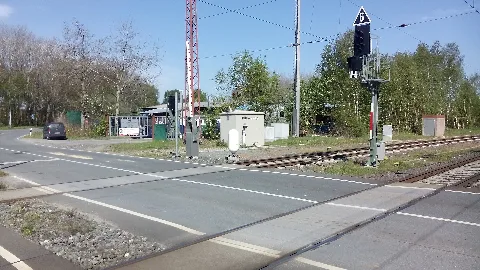 Bahnübergang Am Bahnhof Oldenbüttel Mit Gleisfreimeldeanlage • 1