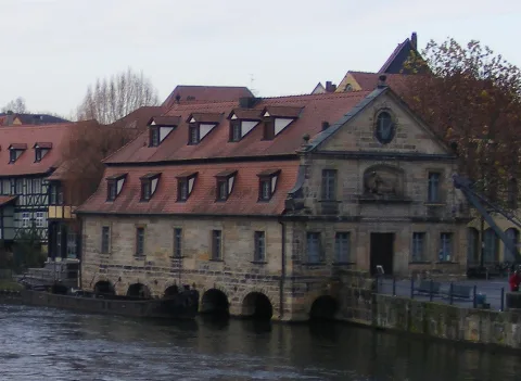 ehemaliges Schlachthaus am alten Hafen (erbaut um 1740 nach Plänen von Paulus Mayer, Am Kranen 1), Gesamtansicht (Regnitzseite)