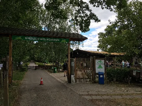 Eingang des Wildparks Johannismühle in Klasdorf, einem Ortsteil der Stadt Baruth/Mark im Land Brandenburg